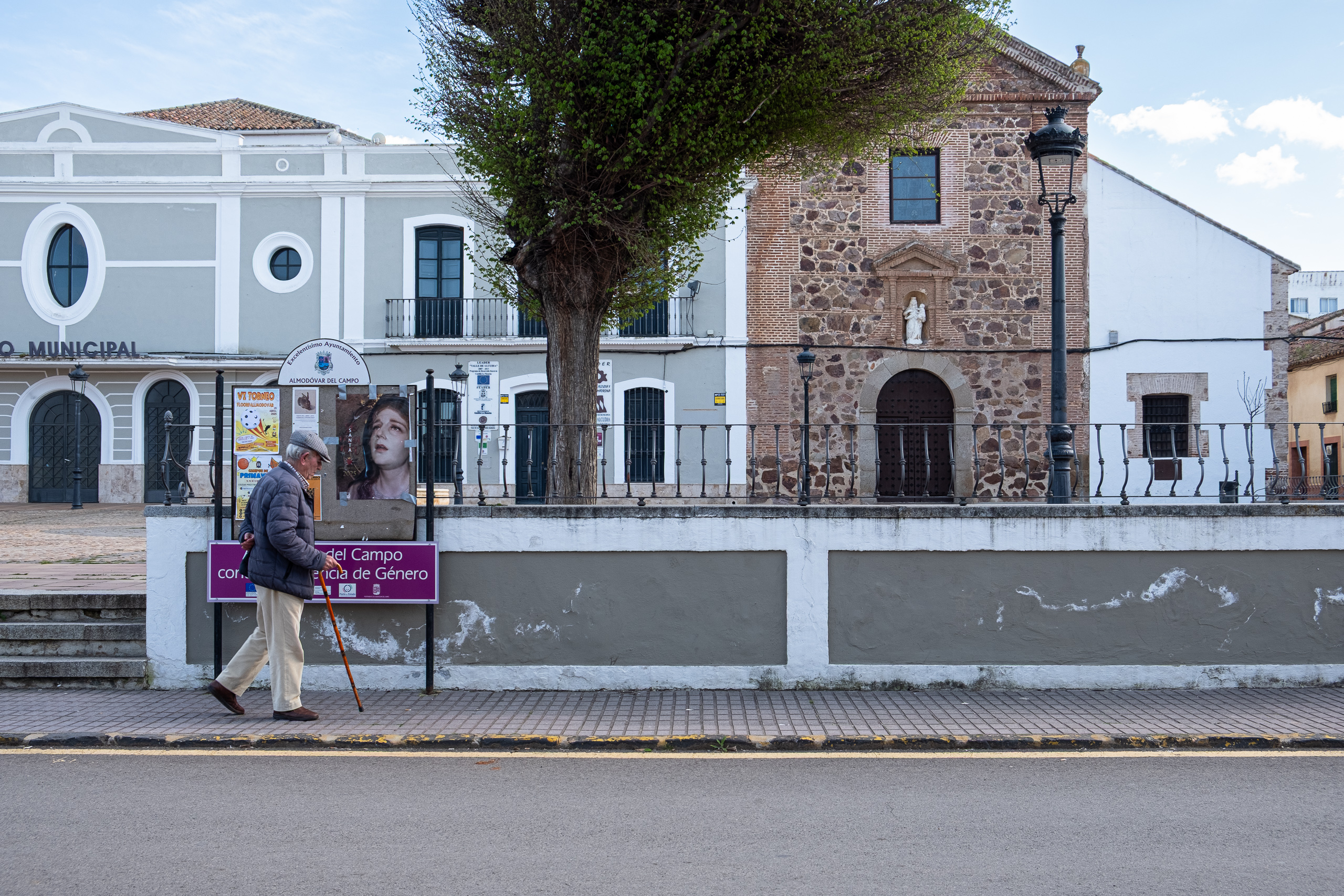 Abendspaziergang – Kirche am Hauptplatz von Almodóvar